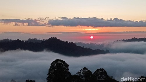 Pemandangan matahari terbit di Gunung Batur, Bangli.