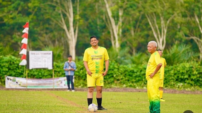 Bobby-Surya bermain sepakbola usai resmi diusung Golkar untuk berpasangan di Pilgub Sumut 2024 (Foto: Dok. Instagram @bobbynst)