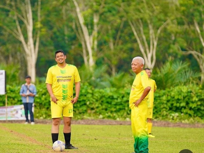 Bobby-Surya bermain sepakbola usai resmi diusung Golkar untuk berpasangan di Pilgub Sumut 2024 (Foto: Dok. Instagram @bobbynst)
