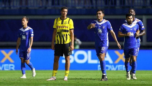 PATHUM THANI, THAILAND - JULY 21: Felix Nmecha of Borussia Dortmund (2nd L) shows dejection after Teerasil Dangda of BG Pathum United (3rd R) scores BG Pathum Uniteds second goal during the pre-season friendly match between Borussia Dortmund and BG Pathum United at BG Stadium on July 21, 2024 in Pathum Thani, Thailand. (Photo by Pakawich Damrongkiattisak/Getty Images)