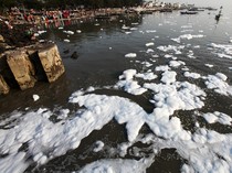 Pantai Kenjeran Surabaya Berbusa