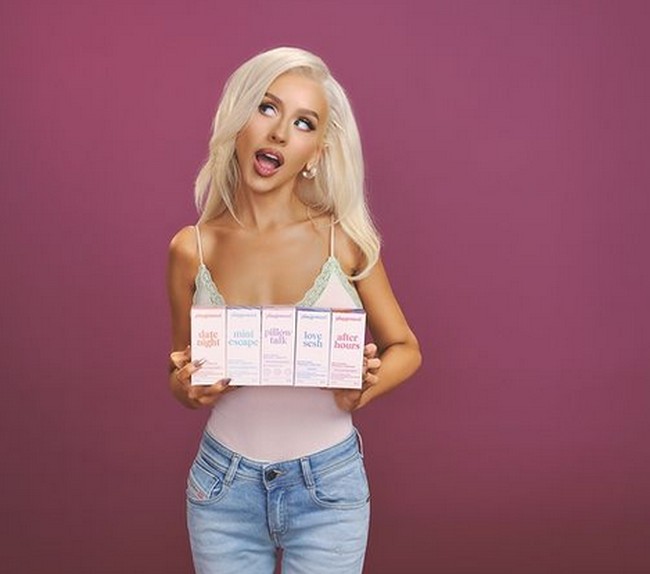 Penyanyi Genie In A Bottle ini memamerkan tubuh barunya dalam serangkaian foto untuk merayakan peluncuran produk pelumas. Dalam beberapa foto, Aguilera tampak memukau mengenakan gaun merah yang ketat. Rambut pirang platinumnya terurai, menambah kesan seksi. Foto: dok. Instagram Christina Aguilera