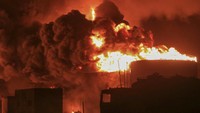 Depot bahan bakar di pelabuhan Hodeidah, Yaman, terbakar usai diserang jet tempur Israel, Sabtu (20/7/2024).