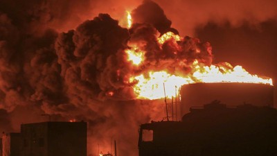 Depot Bahan Bakar di Pelabuhan Yaman Terbakar Usai Diserang Israel