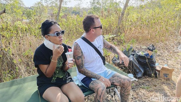 Eloira datang bersama kekasihnya menyaksikan helikopter dievakuasi di kawasan Suluban, Pecatu, Badung, Minggu (21/7/2024).