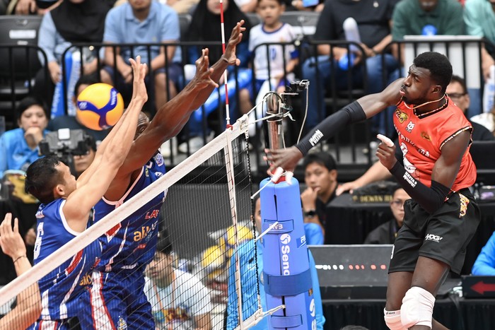 Grand Final PLN Mobile Proliga 2024 mencapai babak akhir. Piala juara diperebutkan Jakarta LavAni Allo Bank Electric vs Jakarta Bhayangkara Presisi di Indonesia Arena, Jakarta pada Minggu (20/7).