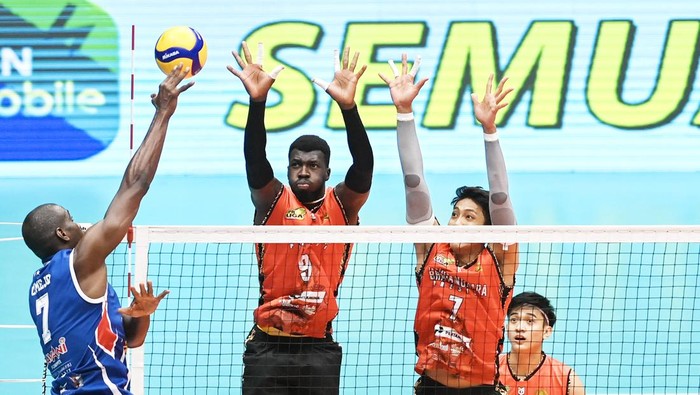 Grand Final PLN Mobile Proliga 2024 mencapai babak akhir. Piala juara diperebutkan Jakarta LavAni Allo Bank Electric vs Jakarta Bhayangkara Presisi di Indonesia Arena, Jakarta pada Minggu (20/7).