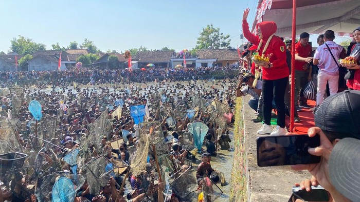 Gelaran Memet Ikan di Embung Gemblegan, Desa Gemblegan, Kecamatan Kalikotes, Minggu (21/7/2024).