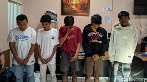 Lima anggota geng Motor Bedos berusia dewasa diamankan polisi usai tebas pria asal Mataram, dua di antaranya menjadi tersangka, Minggu (21/7/2024). Foto: (Ahmad Viqi/detikBali).