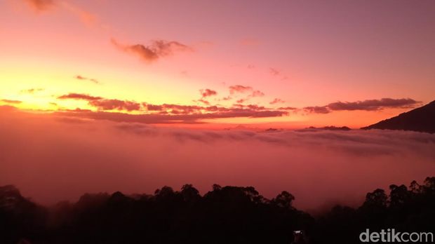 Suasana sunrise di Gunung Batur, Bangli.