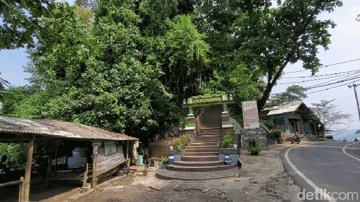 Gunung Wianrum yang dipercaya menjadi tempat Soekarno menyelami  spiritual