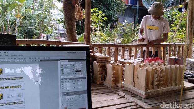 Habib Fahmi Assegaf membuat plakat untuk Hari Jadi Kabupaten Sukabumi