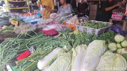 Suasana pedagang sembako di Kota Mataram, Sabtu pagi (20/7/2024).

Nathea Citra/detikBali