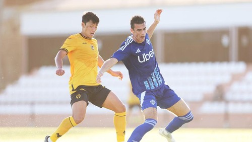 MARBELLA, SPAIN - JULY 15: Hee chan Hwang of Wolverhampton Wanderers (L) battles for possession during a training game between Wolverhampton Wanderers and Como 1907 on July 15, 2024 in Marbella, Spain. (Photo by Jack Thomas - WWFC/Wolves via Getty Images)