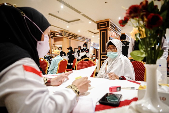 Dokter memeriksa jamaah calon haji Indonesia saat kegiatan jemput bola Poli Risti (risiko tinggi) Klinik Kesehatan Haji Indonesia (KKHI) Makkah di klinik kesehatan Sektor 9, Misfalah, Makkah, Rabu (29/5/2024). Tim dokter spesialis Poli Risti KKHI melakukan jemput bola pasien dengan mendatangi setiap sektor jamaah Indonesia berada untuk melakukan deteksi dini hingga pengobatan bagi pasien berisiko tinggi seperti penyakit jantung, paru, dan penyakit dalam. Sigid Kurniawan/MCH 2024
