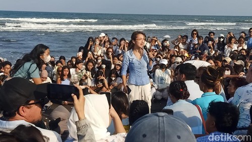 Jennifer Coppen bersama keluarga hingga fans melaksanakan prosesi melarung abu Yitta Dali Wassink di Pantai Lembeng, Desa Lembeng, Gianyar, Bali, Minggu (21/7/2024). (Ni Made Lastri Karsiani Putri/detikBali)