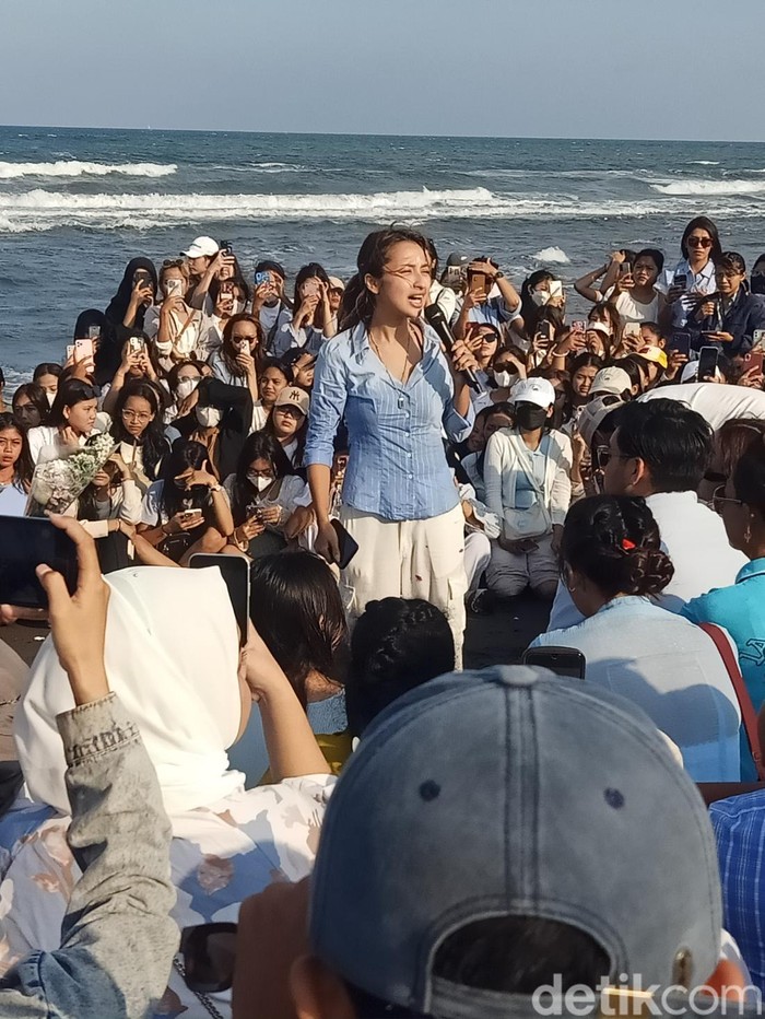 Jennifer Coppen bersama keluarga hingga fans melaksanakan prosesi melarung abu Yitta Dali Wassink di Pantai Lembeng, Desa Lembeng, Gianyar, Bali, Minggu (21/7/2024). (Ni Made Lastri Karsiani Putri/detikBali)