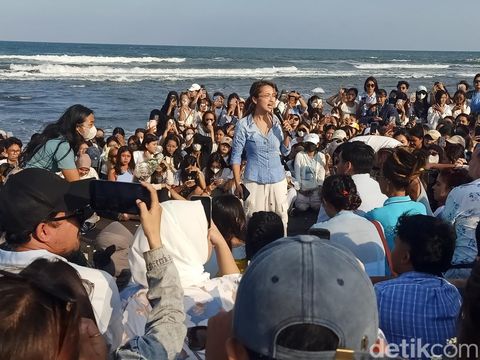 Jennifer Coppen bersama keluarga hingga fans melaksanakan prosesi melarung abu Yitta Dali Wassink di Pantai Lembeng, Desa Lembeng, Gianyar, Bali, Minggu (21/7/2024). (Ni Made Lastri Karsiani Putri/detikBali)