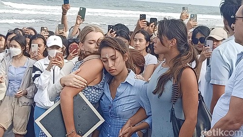 Jennifer Coppen bersama keluarga hingga fans melaksanakan prosesi melarung abu Yitta Dali Wassink di Pantai Lembeng, Desa Lembeng, Gianyar, Bali, Minggu (21/7/2024). (Ni Made Lastri Karsiani Putri/detikBali)
