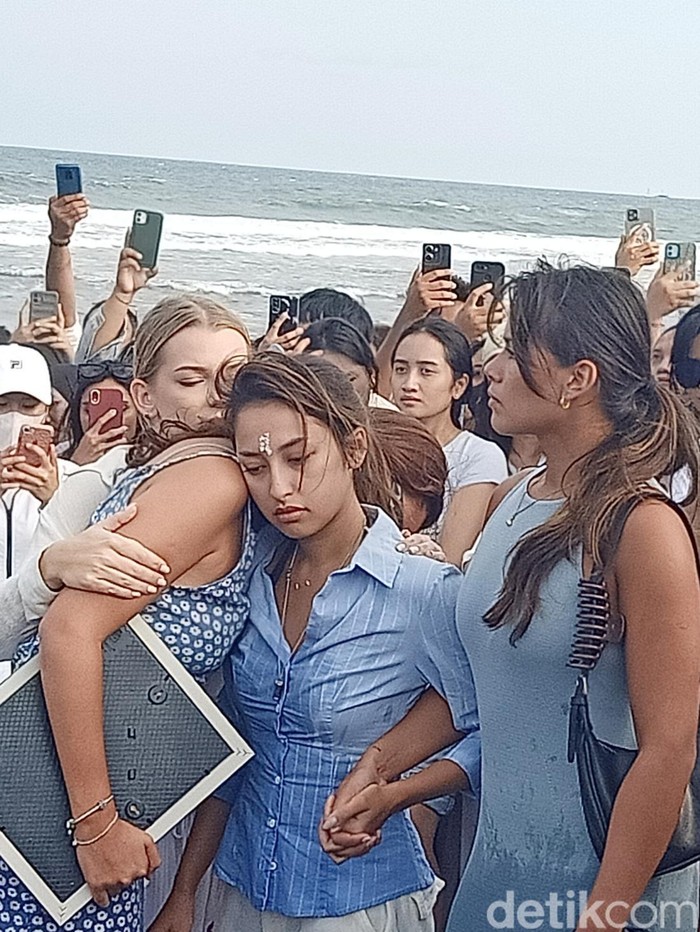 Jennifer Coppen bersama keluarga hingga fans melaksanakan prosesi melarung abu Yitta Dali Wassink di Pantai Lembeng, Desa Lembeng, Gianyar, Bali, Minggu (21/7/2024). (Ni Made Lastri Karsiani Putri/detikBali) Jennifer Coppen bersama keluarga hingga fans melaksanakan prosesi melarung abu Yitta Dali Wassink di Pantai Lembeng, Desa Lembeng, Gianyar, Bali, Minggu (21/7/2024). (Ni Made Lastri Karsiani Putri/detikBali)