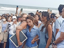 Jennifer Coppen saat pelarungan abu suaminya memakai kemeja berwarna biru. Raut kesedihan masih jelas terlihat dari wajah perempuan berusia 23 tahun itu. (Ni Made Lastri Karsiani Putri/detikBali)