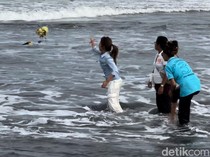 Melepas Kepergian Papa Dali di Pantai Bali