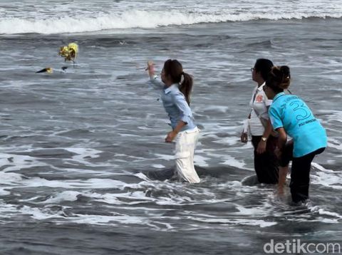 Jennifer Coppen melarung abu suaminya, Yitta Dali Wassink, di Pantai Lembeng, Desa Lembeng, Kecamatan Sukawati, Gianyar, Bali, Minggu (21/7/2024). (Ni Made Lastri Karsiani Putri/detikBali)