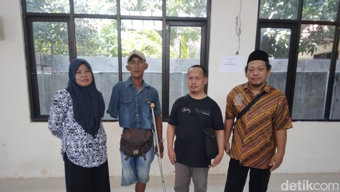Jojo Suparjo pakai batik coklat dan kawan-kawan disabilitas Kota Cirebon
