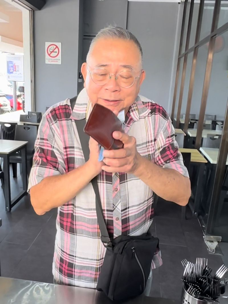 Kakek Ini Dapat Diskon Restoran Sesuai Persentase Sisa Baterai Ponsel
