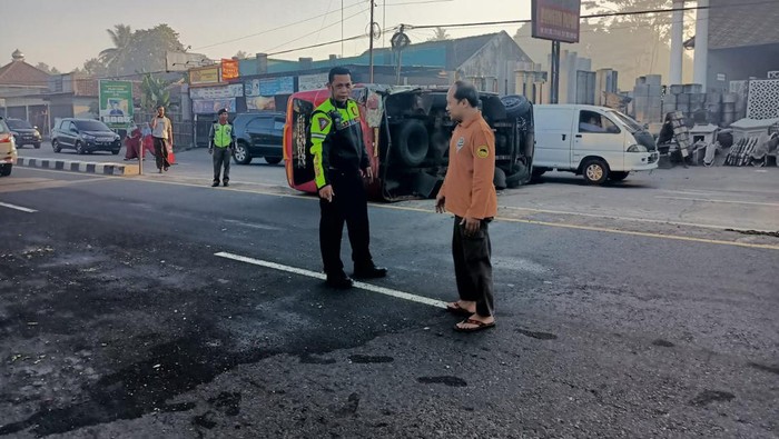 Mobil yang mengalami kecelakaan di Jalan Raya Jogja-Magelang di Jumoyo Kecamatan Salam Kabupaten Magelang, MInggu (21/7/2024).