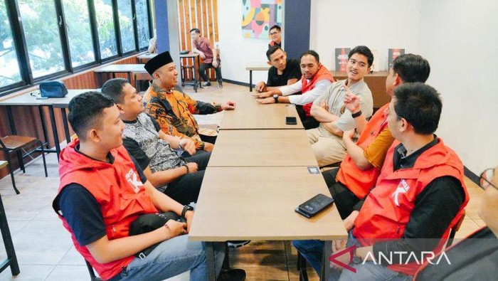 Ketua Umum Partai Solidaritas Indonesia (PSI) Kaesang Pangarep (tiga kanan) melakukan pertemuan dengan pengurus Dewan Pimpinan Daerah (DPD) PKS Surakarta di DPD PKS Surakarta, Jawa Tengah, Sabtu (20/7/2024).