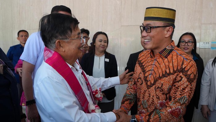 Ketua Umum PMI Jusuf Kalla bersama Pj Gubernur Sulsel Zudan Arif Fakrulloh.