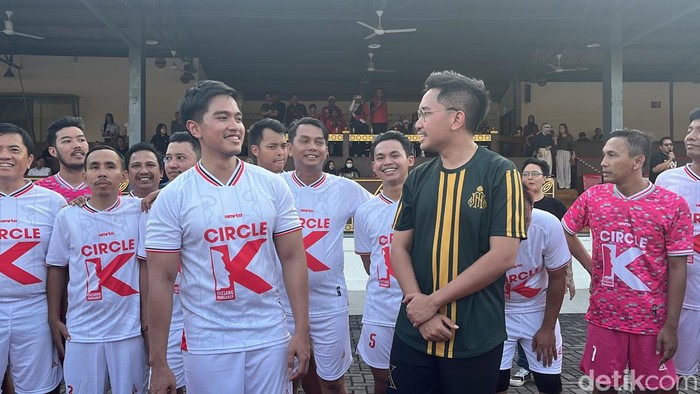 Ketum PSI Kaesang Pangarep memberikan rekomendasi untuk Mangkunegara X di Stadion Sriwedari, Minggu (21/7/2024)