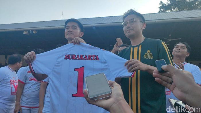 Ketum PSI Kaesang Pangarep memberikan rekomendasi untuk Mangkunegara X di Stadion Sriwedari, Minggu (21/7/2024)