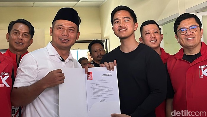Ketum PSI Kaesang Pangarep menyerahkan surat tugas ke Agus Iriawan maju ke Pilkada Boyolali 2024. Penyerahan surat ini dilakukan di kantor PSI Solo, Minggu (21/7/2024).