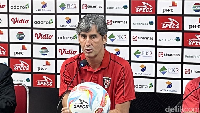 Konferensi pers pelatih Bali United Stefano ‘Teco’ Cugurra seusai melawan Arema FC pada turnamen Piala Presiden 2024 di Stadion Kapten I Wayan Dipta, Minggu (21/07/2024). (Ida Bagus Putu Mahendra/detikBali)
