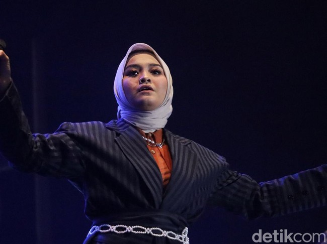 Salma Salsabil menghibur penonton dan peserta audisi Emeron Hijab Hunt 2024 semakin heboh. Salma tampil pada malam audisi tahap kedua di Parkir Barat Trans Studio Mall, Bandung (21/7/2024). Di sela-sela penampilannya, Salma mengucapkan selamat kepada finalis Emeron Hijab Hunt 2024 yang terpilih. Ia juga mengenang perjalanannya pernah ikut audisi Hijab Hunt. Foto: Wisma Putra/detikcom