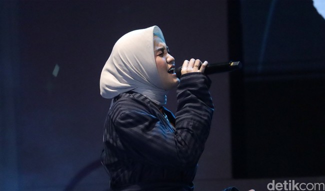 Salma Salsabil menutup audisi Emeron Hijab Hunt 2024 di Bandung dengan lagu hitsnya yang viral di TikTok, ‘Bunga Hati.’ Foto: Wisma Putra