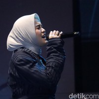 Salma Salsabil menutup audisi Emeron Hijab Hunt 2024 di Bandung dengan lagu hitsnya yang viral di TikTok, ‘Bunga Hati.’ Foto: Wisma Putra