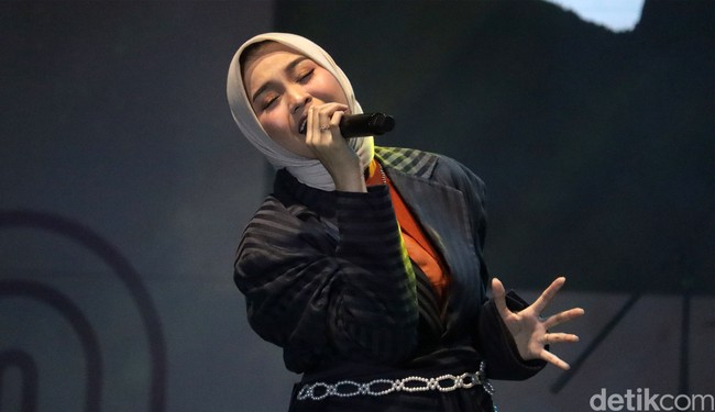 Salma tampil energik menghibur para penggemarnya yang memiliki sebutan Salmine di audisi Emeron Hijab Hunt 2024 yang berlangsung di parkir barat Trans Studio Mall Bandung, Minggu (21/7/2024) malam. Foto: Wisma Putra