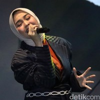 Salma tampil energik menghibur para penggemarnya yang memiliki sebutan Salmine di audisi Emeron Hijab Hunt 2024 yang berlangsung di parkir barat Trans Studio Mall Bandung, Minggu (21/7/2024) malam. Foto: Wisma Putra