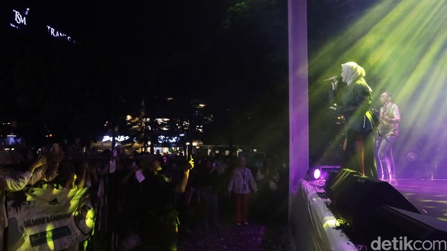 Wanita kelahiran 12 Februari 2002 ini pastinya tak lupa menyapa para penggemarnya yang tak hanya datang dari kota Bandung. Ada juga Salmine yang datang dari Garut, Jawa Barat. Foto: Wisma Putra