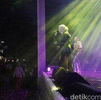 Wanita kelahiran 12 Februari 2002 ini pastinya tak lupa menyapa para penggemarnya yang tak hanya datang dari kota Bandung. Ada juga Salmine yang datang dari Garut, Jawa Barat. Foto: Wisma Putra