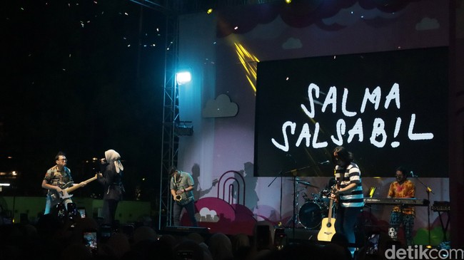 Salma Salsabil menjadi bintang tamu pada audisi tahap kedua Emeron Hijab Hunt 2024 di Bandung. Pada audisi ini ada 20 peserta yang tampil untuk diseleksi menjadi tiga finalis Emeron Hijab Hunt 2024. Foto: Wisma Putra