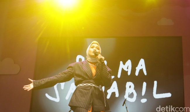 Salma Salsabil membawakan sederet lagu hitsnya, salah satunya Rumah yang memiliki makna mendalam. “Lagu ini buat anak-anak rantau seperti saya,” kata penyanyi asal Probolinggo, Jawa Timur itu. Foto: Wisma Putra
