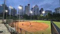 Untuk menuju ke sini traveler bisa masuk melalui gate D atau pintu 6 dekat halte TransJakarta Gelora Bung Karno. Tak ada persyaratan khusus untuk masuk ke sini. Kalian bisa nonton latihan softball. (Natasha Kayla Ananta/detikTravel)