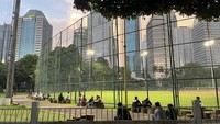 Atau kamu bisa juga duduk-duduk santai sambil makan bakso. Bakso di kantin bawah seharga Rp 15 ribu untuk teman nongkrong kamu. Lapangan Softball GBK cocok untuk me time atau ngumpul bareng bestie. (Natasha Kayla Ananta/detikTravel)