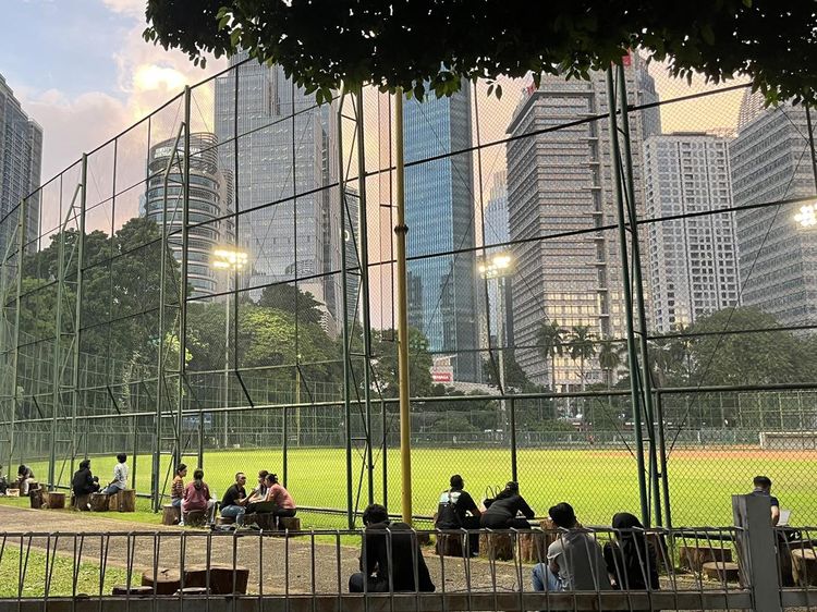 Potret Nongkrong Seru di Spot Baru: Lapangan Softball GBK