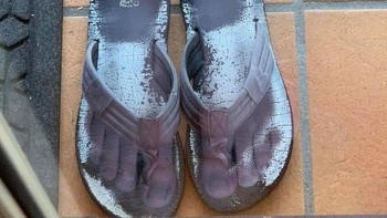 Saya berdiri di pantulan jendela kaca dan foto sendal ini jadi terlihat dipakai hantu. Foto: Brightside