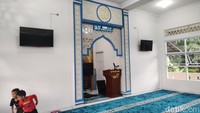 Beberapa kucing juga tampak asyik bermain di area masjid. Ya, masjid ini ramah kucing. Ada belasan kucing yang dirawat di masjid ini. Seorang petugas masjid bertugas untuk merawat kucing-kucing ini dan menjaga kebersihan area salat agar tidak terkena najis. Foto: Devi Setya/detikcom